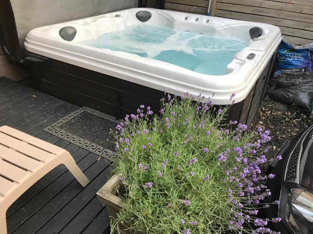 Love-Nest With Private Hot Tub Toronto Kültér fotó
